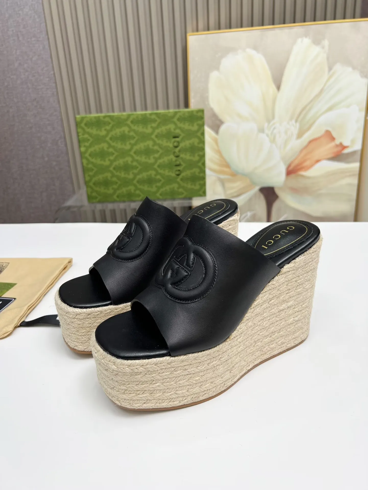 👟👟Ex-factory price 460👟👟 Gucci's new slippers, fashionable, high-end and full of personality✅ Very stable, comfortable and durable for daily use, convenient and unique for daily matching, a must-have classic for summer, the upper is made of GUCCI brand stitching Fabric: cowhide Lining/foot pad: sheepskin Water platform height: 11cm Color: black, white, brown Code number: 35-42 (41 and 42 need to be customized) Packaging: Comes with cloth bag and card.